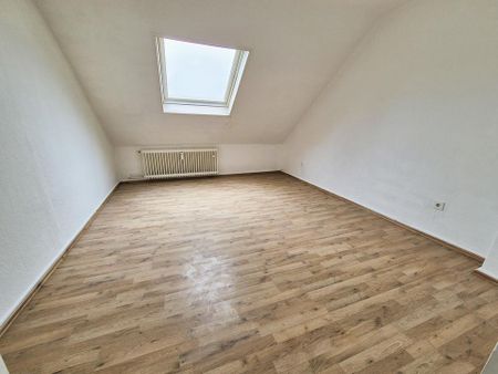 Frisch saniert & sofort bezugsbereit – helle 3-Zimmer-DG-Wohnung - Photo 4