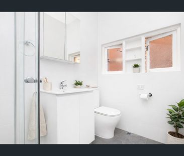 One Bedroom Plus Sunroom in Prime Location! - Photo 4