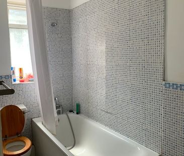 Bedsit, King's Cross Road, WC1X - Photo 2