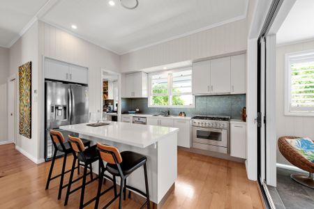 Charming Queenslander Haven in a Premier New Farm Location - Photo 4