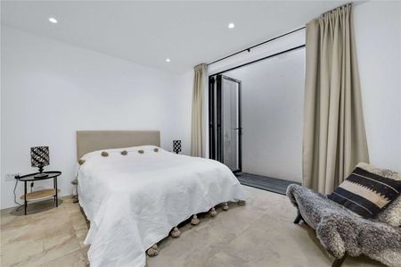 Stylish family home with separate annexe. Set in 1.5 acres of private gardens with tennis court. Situated on the sought after Burhill Private Estate overlooking fields. - Photo 4