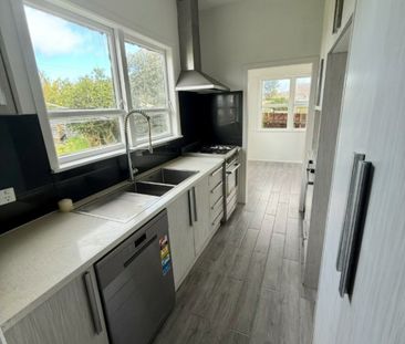 Home in the heart of Manurewa! - Photo 3