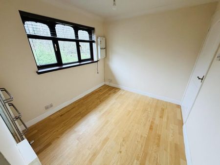 3 bedroom link detached house to rent - Photo 3