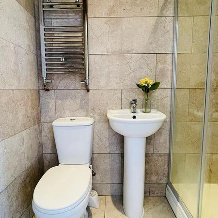 1 bedroom in a house share to rent - Photo 3