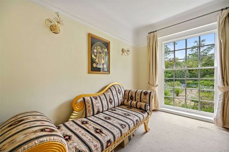 This spacious six be droom family home is neutrally decorated throughout and located in the sought after Moor Park private estate. - Photo 2