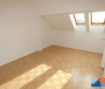 Schöne Dachgeschoßwohnung in Alberndorf mit Terrasse & Parkplatz! - Foto 3
