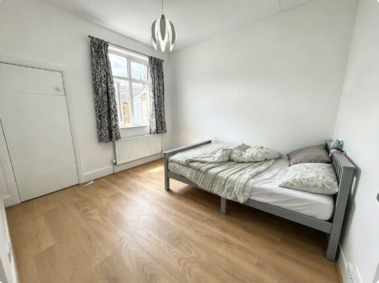Room in a Shared House, Haydons Road, SW19 - Photo 1