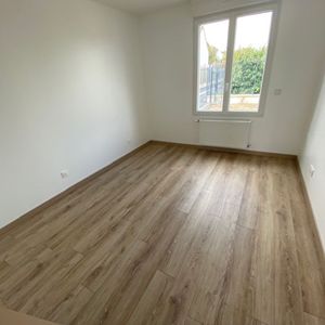 Exclusivité GUY HOQUET DE MORET : Bel appartement de 58 m2 au RDC d'un immeuble construit en 2021 avec son jardin clos - Photo 2