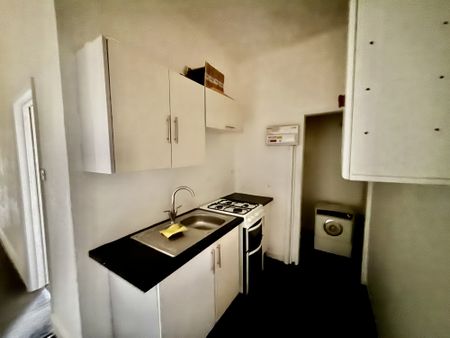 First-floor flat on Normanton Road, Derby. Features one bedroom, bright living room, gas central heating, and double-glazed windows. Conveniently located near shops, amenities, and transport links—ideal for singles or couples seeking comfort and easy access to the city. - Photo 4