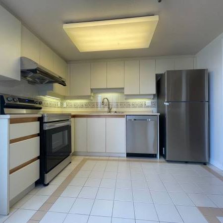 Vancouver Oakridge Spacious Top Floor 1Br+2bath Unit for Rent! - Photo 1