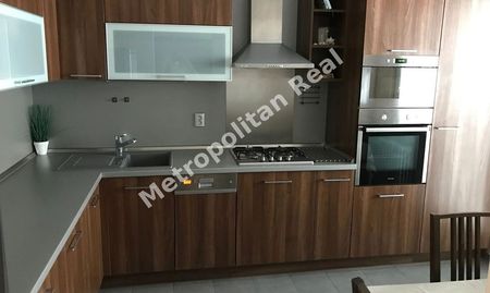 Kompletne zariadený a zrekonštruovaný 3 izbový byt s loggiou v Karlovej Vsi - Photo 2
