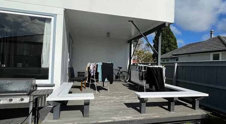 Sunny, Spacious 3-Bedroom Home near Trentham Park - Photo 4