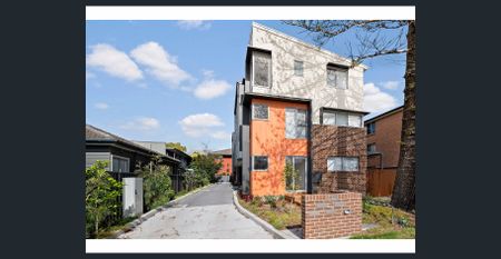 CONTEMPORARY STYLE AND SOPHISTICATION IN EXCEPTIONAL LOCATION - Photo 2