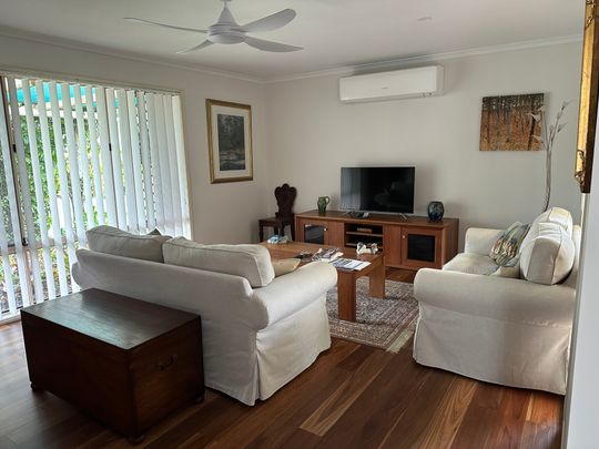 Helensvale - Photo 1