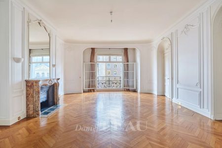 Paris VIIIe - Avenue Montaigne. - Photo 4