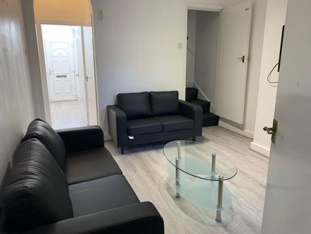 3 bedroom semi-detached house to rent - Photo 3