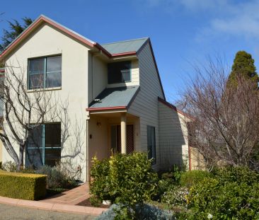 Light-Filled Three-Bedroom Townhouse in Peaceful Leura Location! - Photo 2