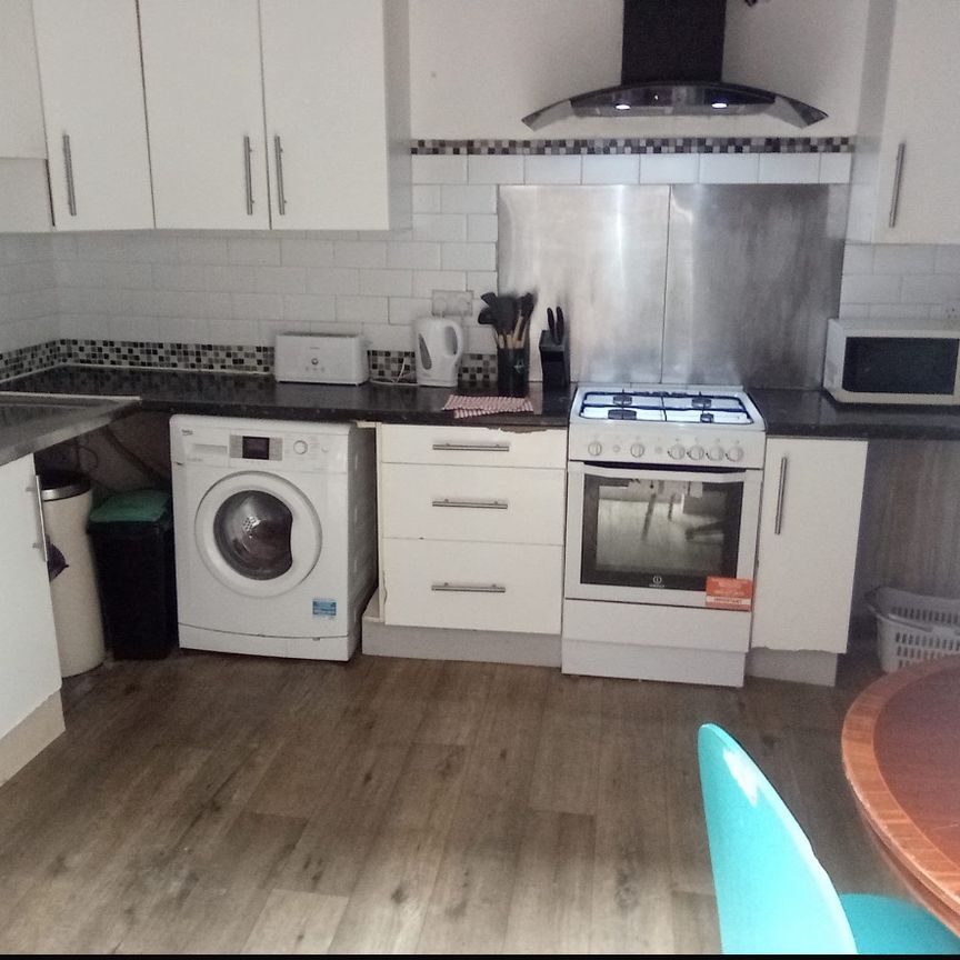 Room in a Shared House, Thackeray Road, SO17 - Photo 1