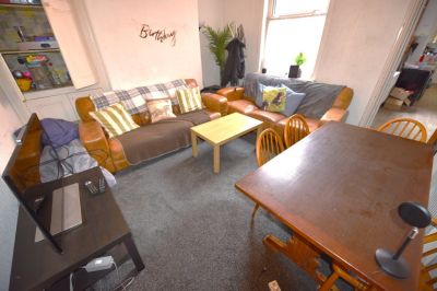 5 bedroom House in Hyde Park, Leeds - Photo 1