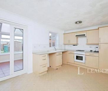 3 bedroom semi-detached house to rent - Photo 2