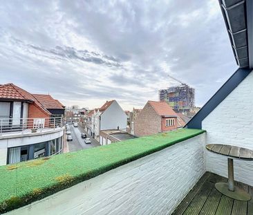 Ruim duplex dakappartement met twee slaapkamers, centraal gelegen. - Foto 2