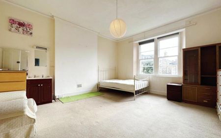 A spacious property on a quiet residential street in Redland, within walking distance of local amenities and Durdham Downs. - Photo 4