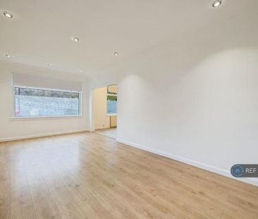 4 bedroom detached house to rent - Photo 2