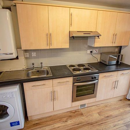 4 bedroom flat to rent - Photo 3