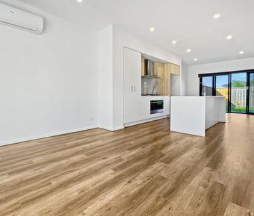 Modern Three-Bedroom Townhouse with Double Garage in Rockbank - Photo 5