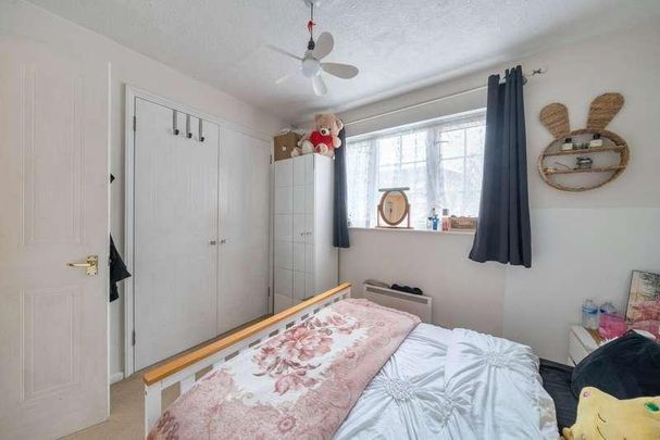 Sigrist Square, Kingston Upon Thames, KT2 - Photo 1