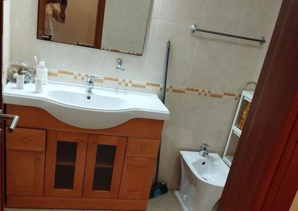 Quarto em frente ao Centro Comercial Glicinias