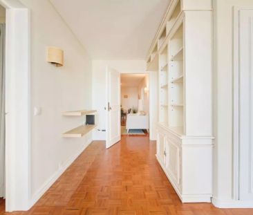 Room in a shared 10-bedroom apartment for rent in Lisbon - Photo 1