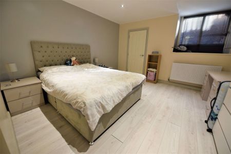 1 bedroom Flat in Aire Street, Leeds - Photo 3