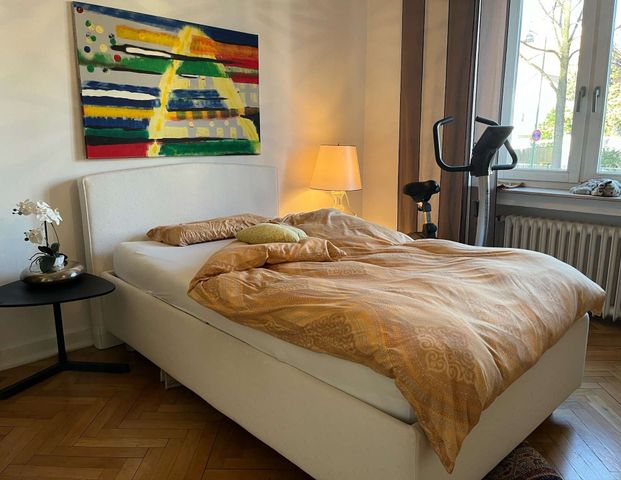 Hochwertige und stilvoll eingerichtete Altbauwohnung in schöner Stadtvilla mit Kamin und Garten - Photo 1