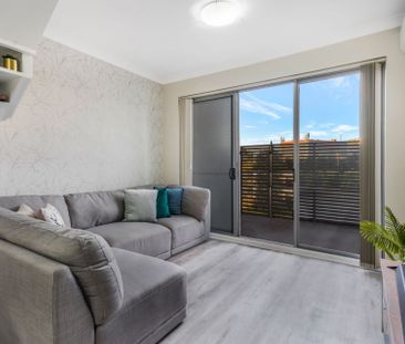 Spacious Two-Storey Apartment - Walk to Station - Photo 2