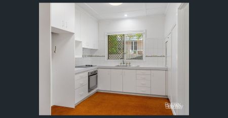 Spacious Updated Family Home In Newtown - Photo 2