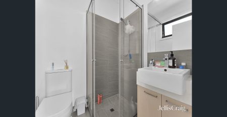 Quiet and Contemporary Living - Photo 2