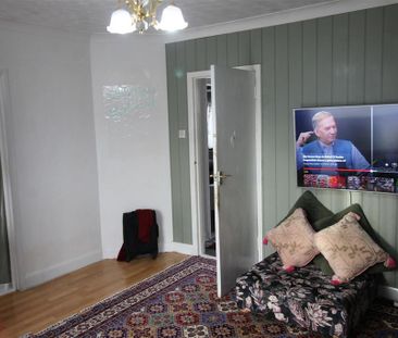 3 bedroom semi-detached house to rent - Photo 2