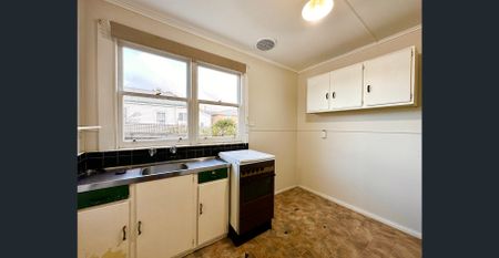 Conveniently Located Flat - Photo 3