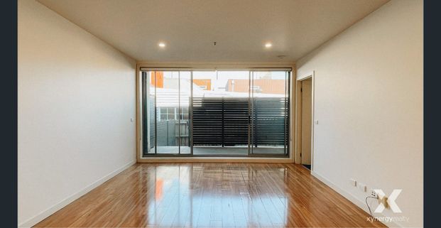 Spacious Apartment with Courtyard - Minutes Away from Everything! - Photo 1