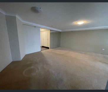 Breathtaking Apartment in Bayview Tower! - Photo 3