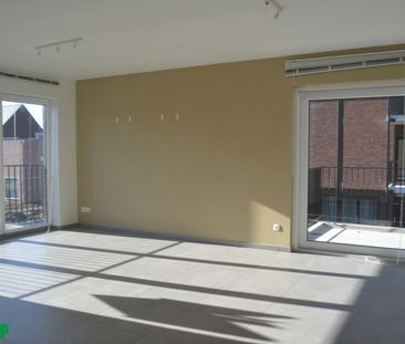 Centraal gelegen recent, lichtrijk appartement met 2 slaapkamers - Photo 4
