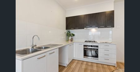 Modern 3-Bedroom Townhouse in a Quiet, Convenient Location - Photo 5