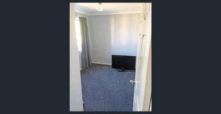 Modern 3 Bedroom - Photo 4