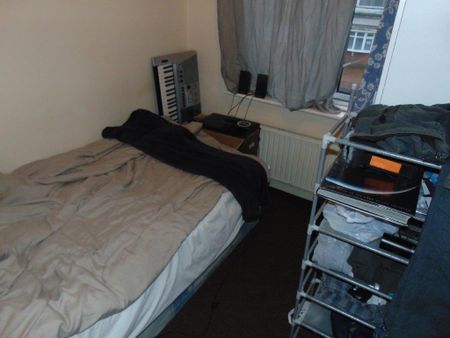 4 bedroom semi-detached house to rent - Photo 2