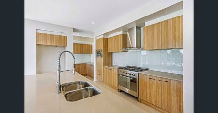 Ideal for a family who needs space, a garden, pool, security and plenty of storage! - Photo 2