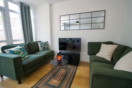 5 Bed Flat, Deeley Road, SW8 - Photo 2