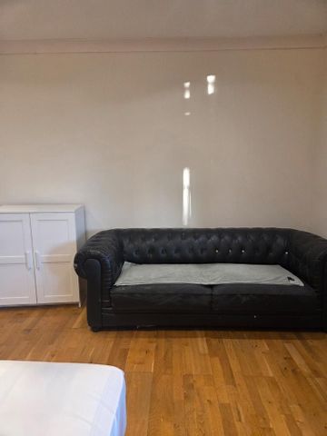 1 bedroom in a flat share to rent - Photo 2