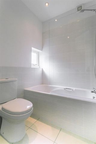 3 bedroom flat to rent - Photo 2