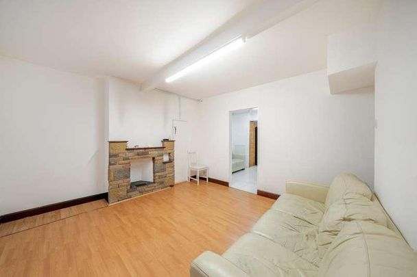 Orchard Grove, Edgware, HA8 - Photo 1